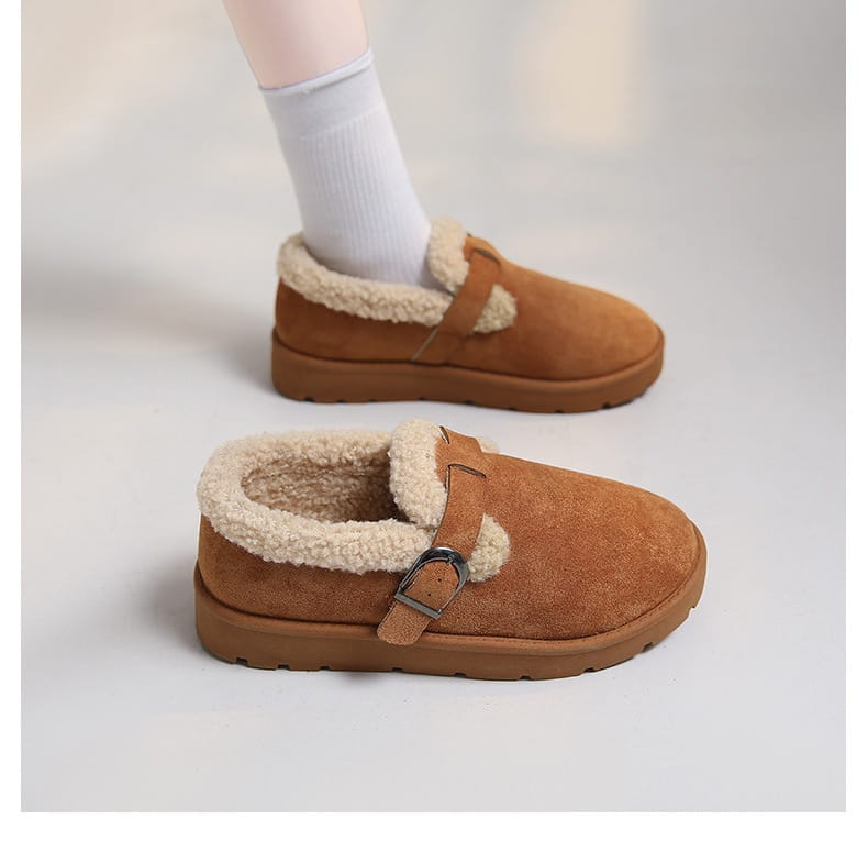 Hellbraune Wildlederpantoffeln mit Sherpa-Futter, perfekt für kuschelige Schneestiefel im Ugg-Stil in diesem Winter.