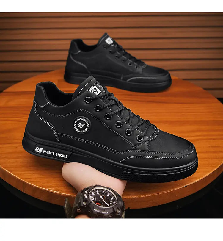 Black leather sneakers with contrast stitching in Men’s British Style Soft Soled Casual Shoes.