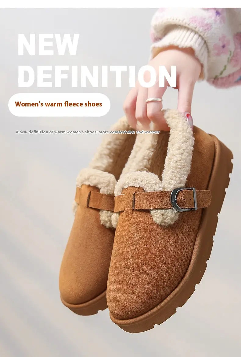 Hellbraune, mit Fleece gefütterte Wildlederpantoffeln mit Schnallenriemen für kuschelige Schneestiefel im Ugg-Stil.