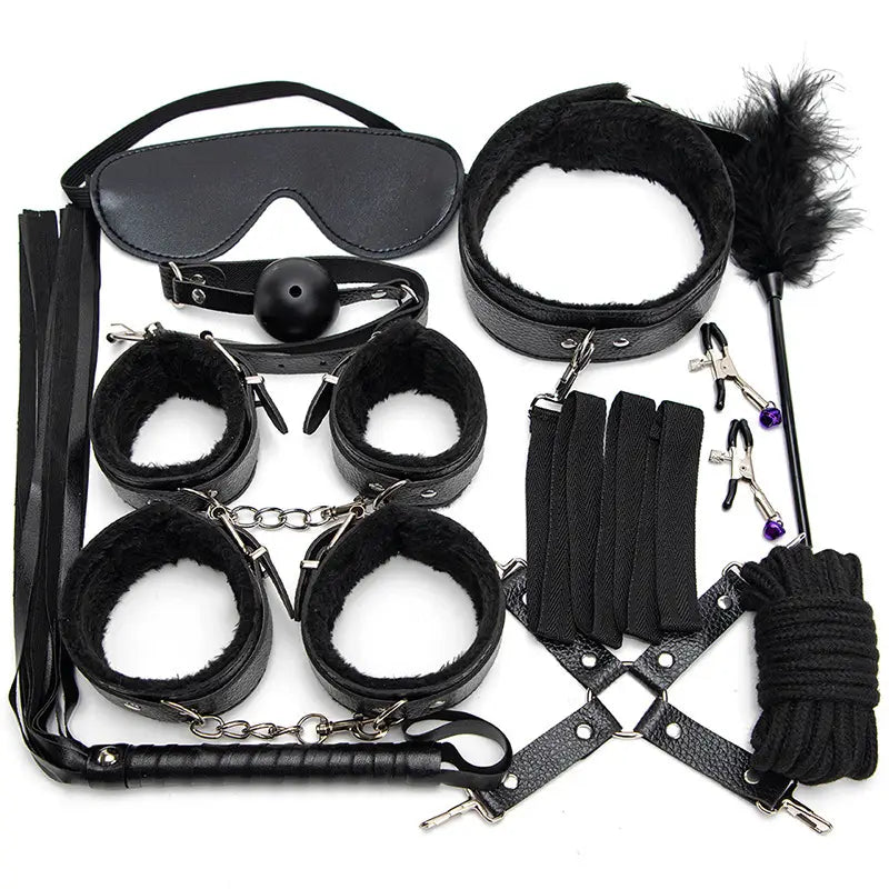 Mari et femme flirtant accessoires bondage main et menottes