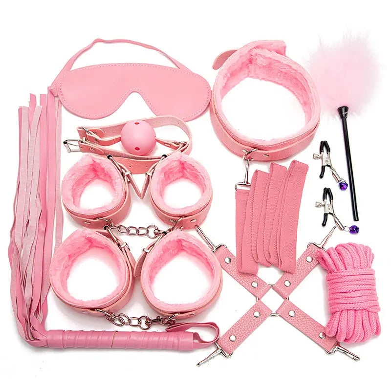 Mari et femme flirtant accessoires bondage main et menottes