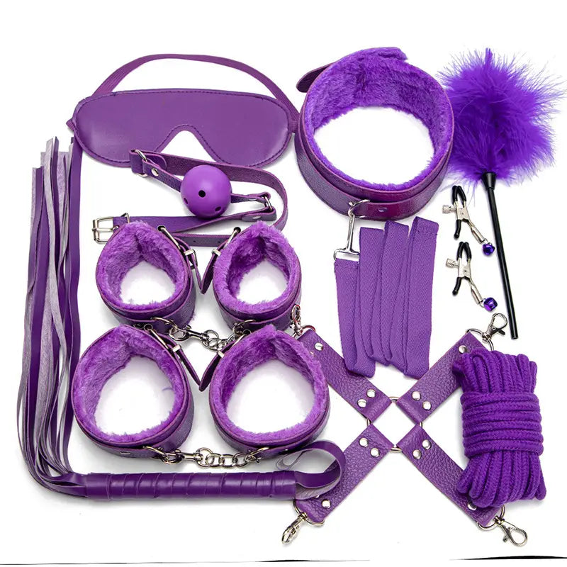 Mari et femme flirtant accessoires bondage main et menottes