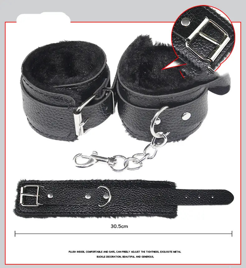 Mari et femme flirtant accessoires bondage main et menottes