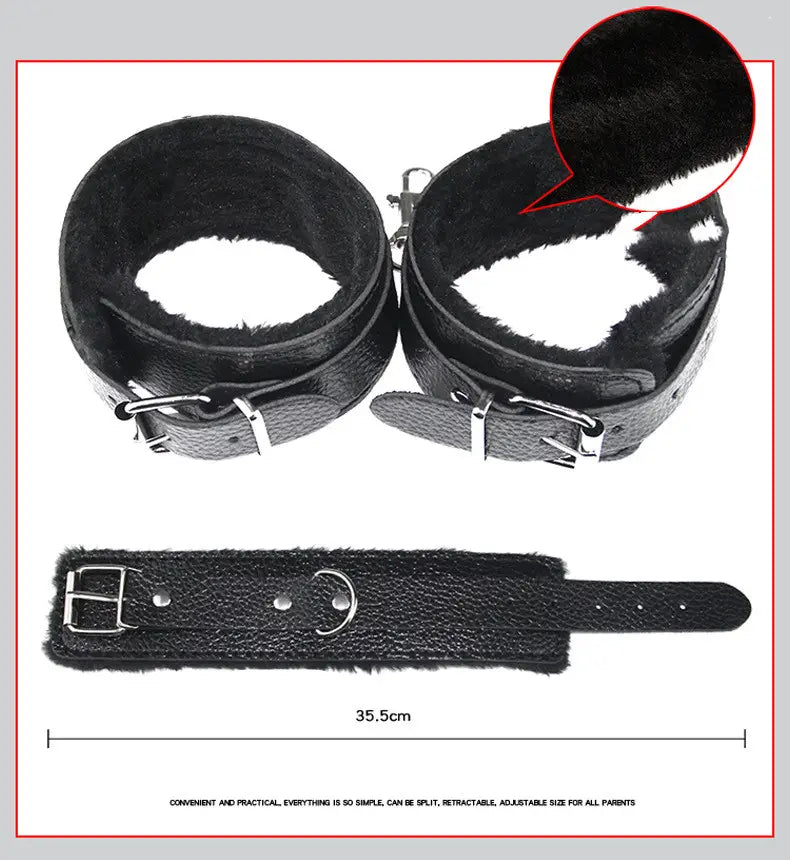 Mari et femme flirtant accessoires bondage main et menottes