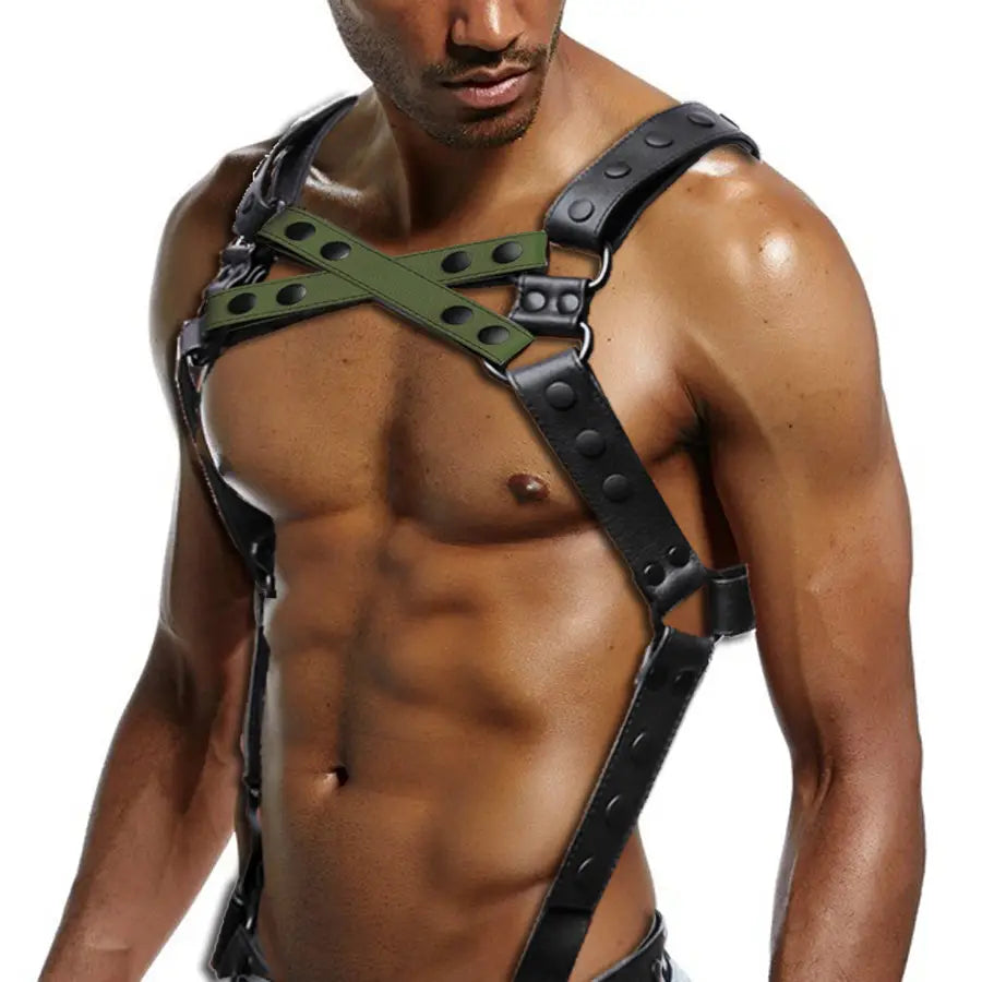 Torse musclé dans un harnais de poitrine vert militaire en cuir véritable avec des rivets en métal.