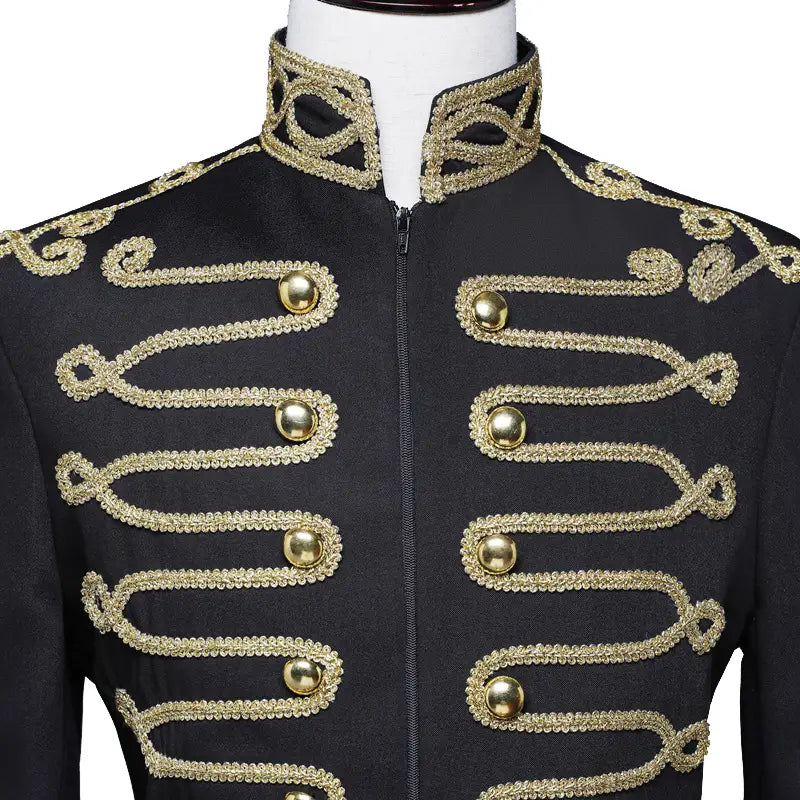 Veste militaire à fermeture éclair incrustée d'or pour homme, en noir, avec des galons et des boutons dorés ornés.