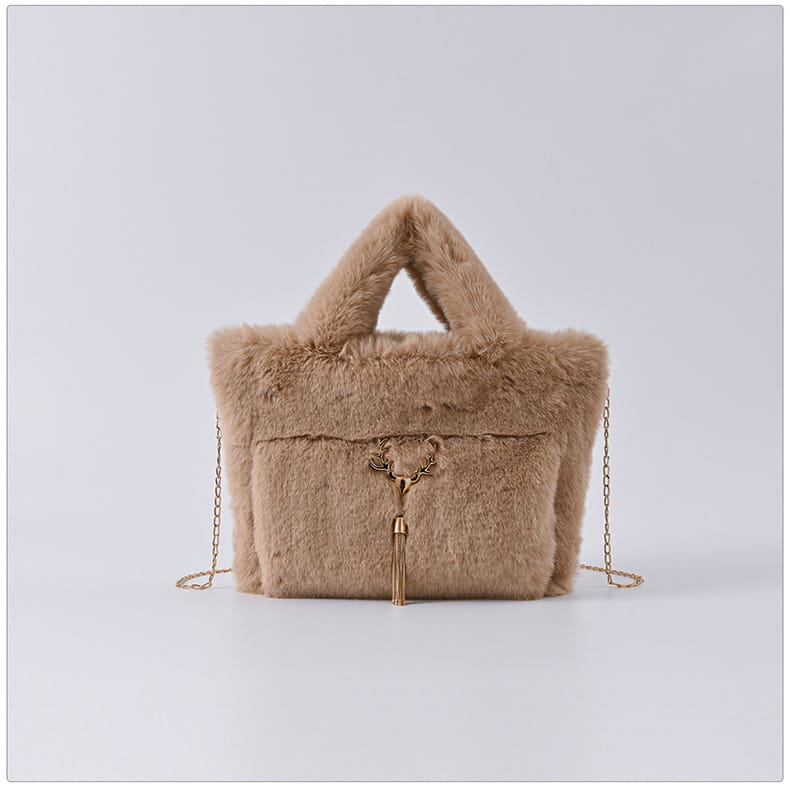 Sac à main beige en imitation fourrure avec une sangle en chaîne dorée et des détails élégants en forme de houppe.