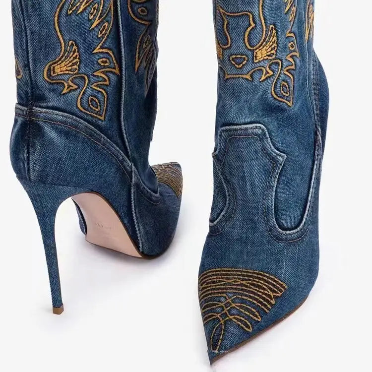 Stiletto-Stiefel aus Denim mit goldbestickten Schmetterlingen, perfekt für den Damen-Western-Cowboy-Stil.