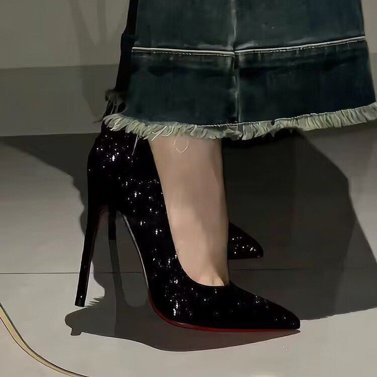 Chaussures à bout pointu, talon fin noir strass, semelle rouge et semelle rouge