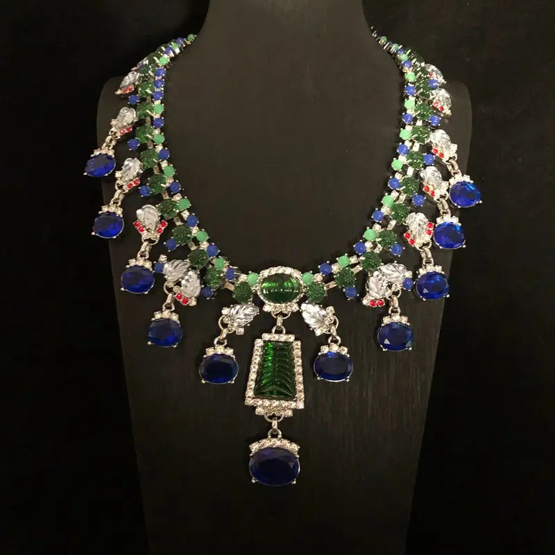 Ensemble de colliers et de boucles d'oreilles en strass bleu