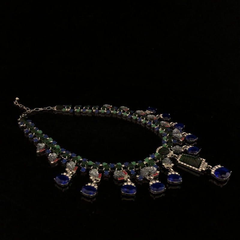 Ensemble de colliers et de boucles d'oreilles en strass bleu