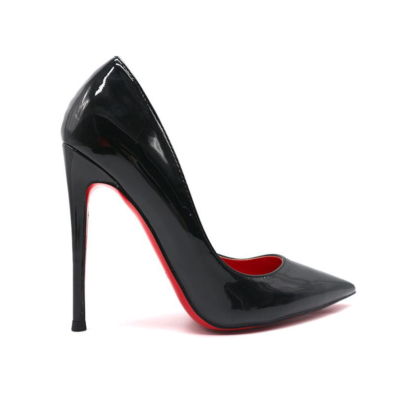 Chaussures noires élégantes à semelles rouges avec talons aiguilles en cuir verni stylé.