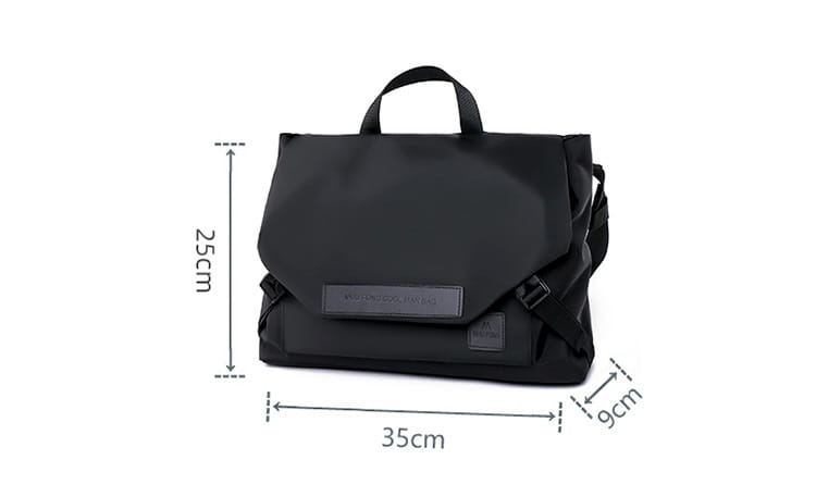 Sac messager noir avec bandoulière réglable, parfait pour un style décontracté de grande capacité.