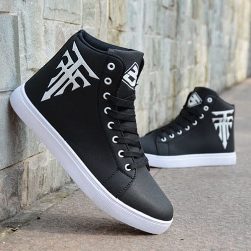 Chaussures de planche montantes noires avec semelles blanches et logo tribal pour un style haut décontracté masculin.