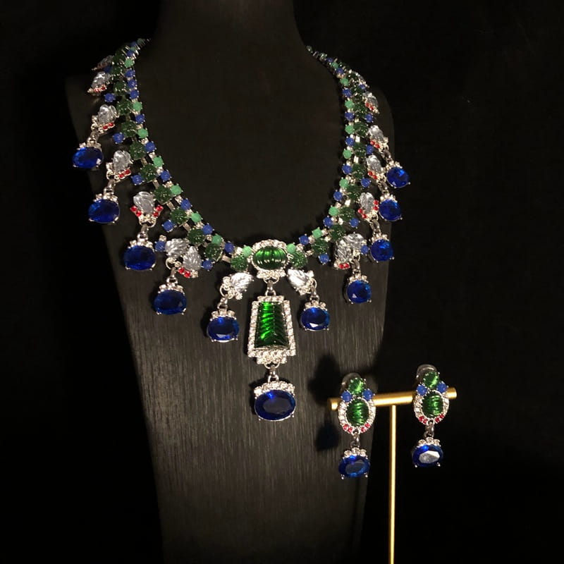 Ensemble de colliers et de boucles d'oreilles en strass bleu