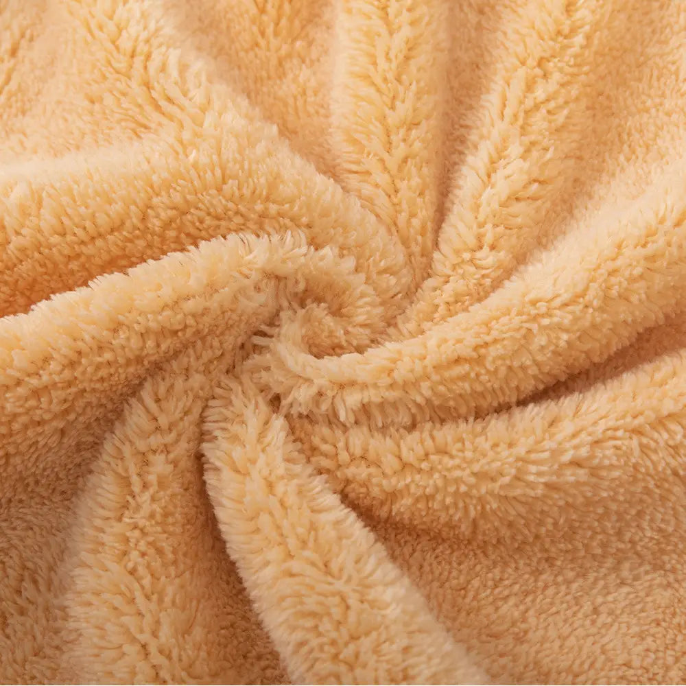 Tissu pelucheux beige doux dans un motif en spirale pour Manteau cardigan à capuche doublé en polaire à imprimé ethnique pour hommes.