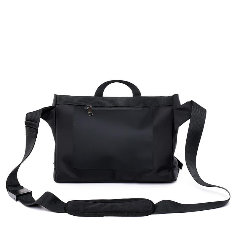 Sac messager noir avec bandoulière réglable, parfait pour un style décontracté de grande capacité.