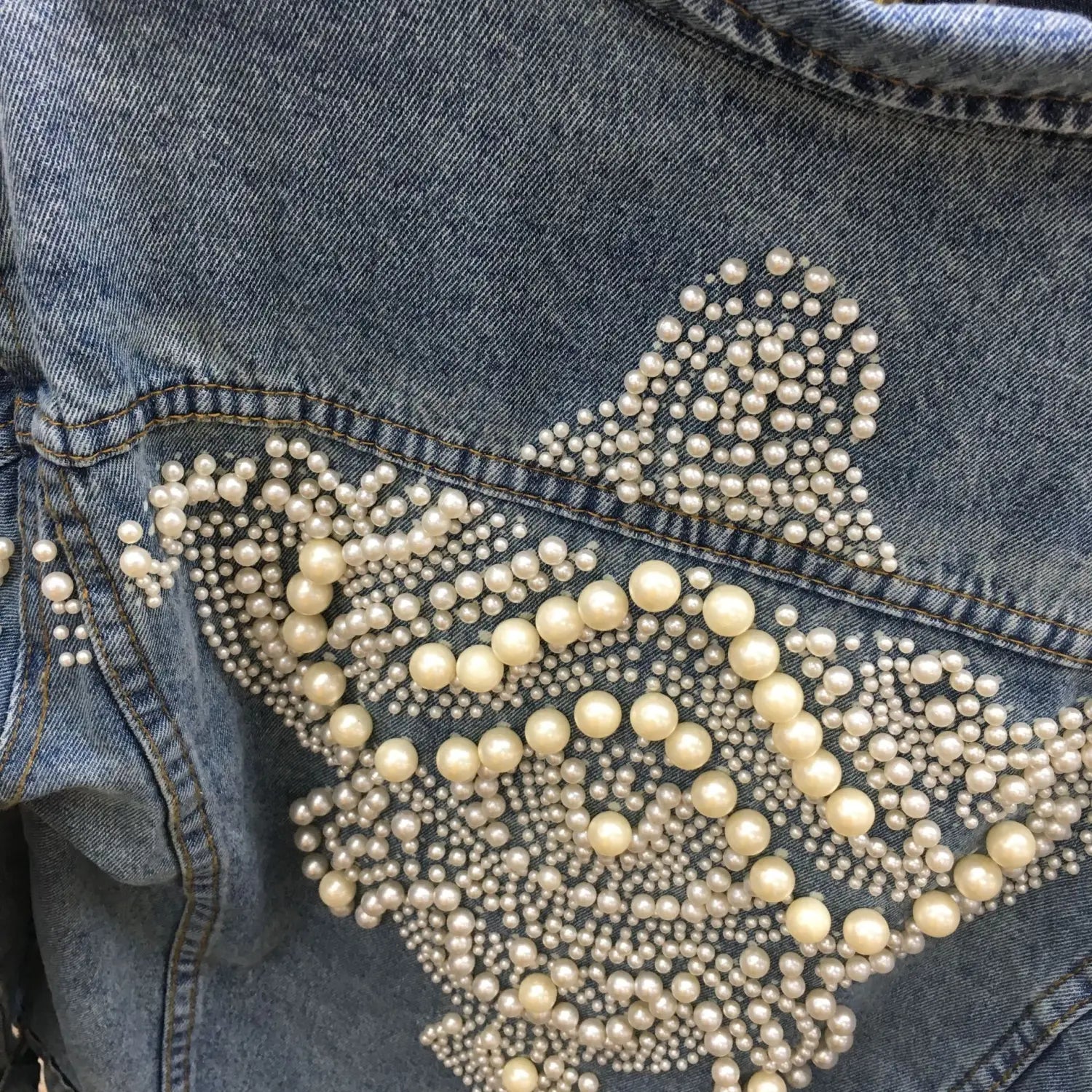 Veste en jean brodée motif perles manches longues