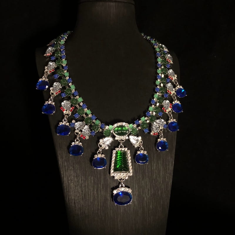 Ensemble de colliers et de boucles d'oreilles en strass bleu