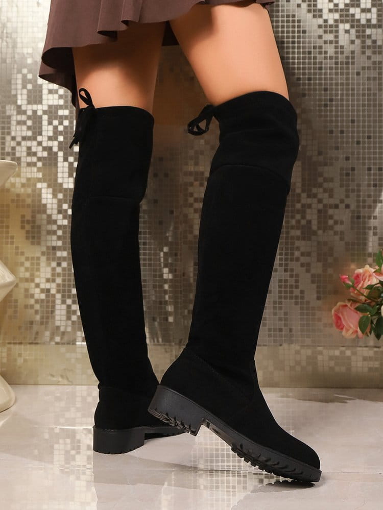 Stiefel aus Kunstwildleder in tiefem Schwarz für mühelosen Stil