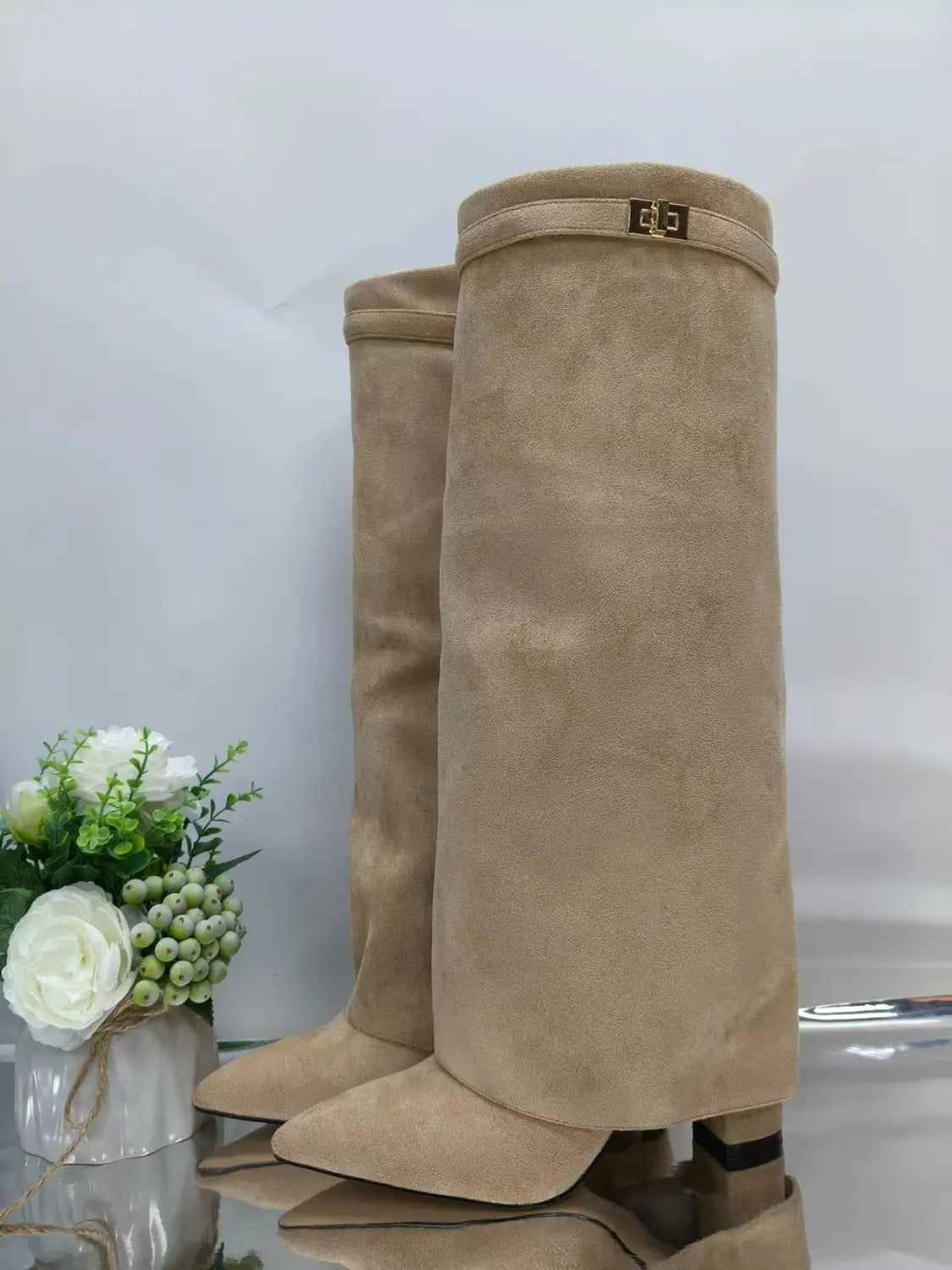 Grandes bottes en daim beige pour femmes, à bout pointu, montées sur le genou et dotées d'élégants talons métalliques.