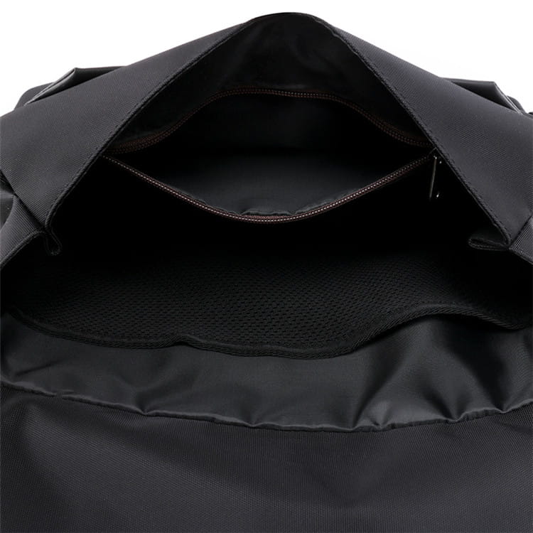 Vue intérieure d'un sac à bandoulière pour homme en cuir noir avec une conception de grande capacité.