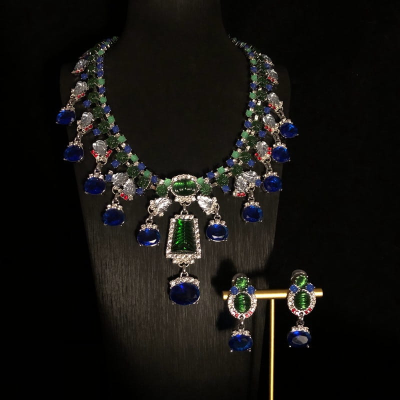 Ensemble de colliers et de boucles d'oreilles en strass bleu