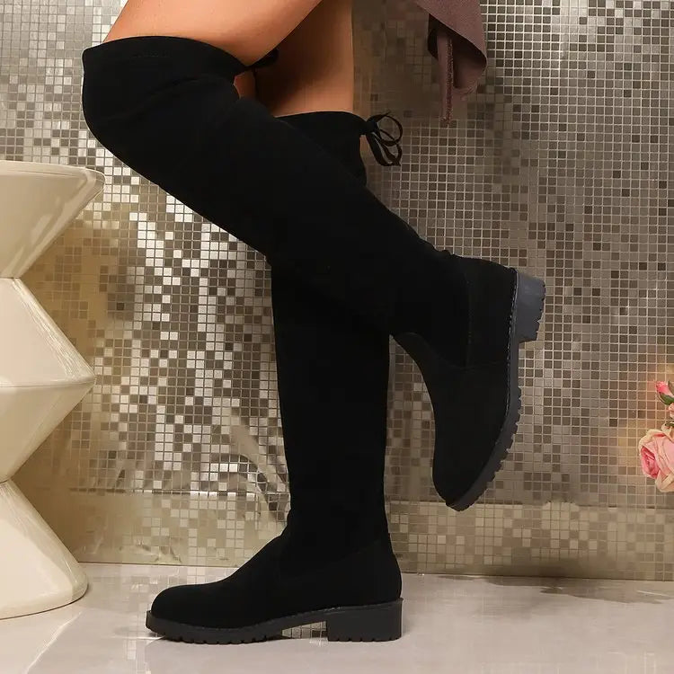 Stiefel aus Wildlederimitat in tiefem Schwarz für mühelosen Stil