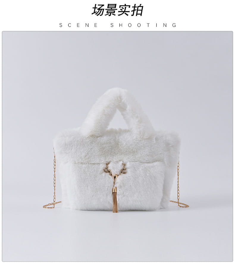 Sac à main blanc en imitation fourrure duveteuse avec une sangle en chaîne dorée et un mignon pendentif à pompon.