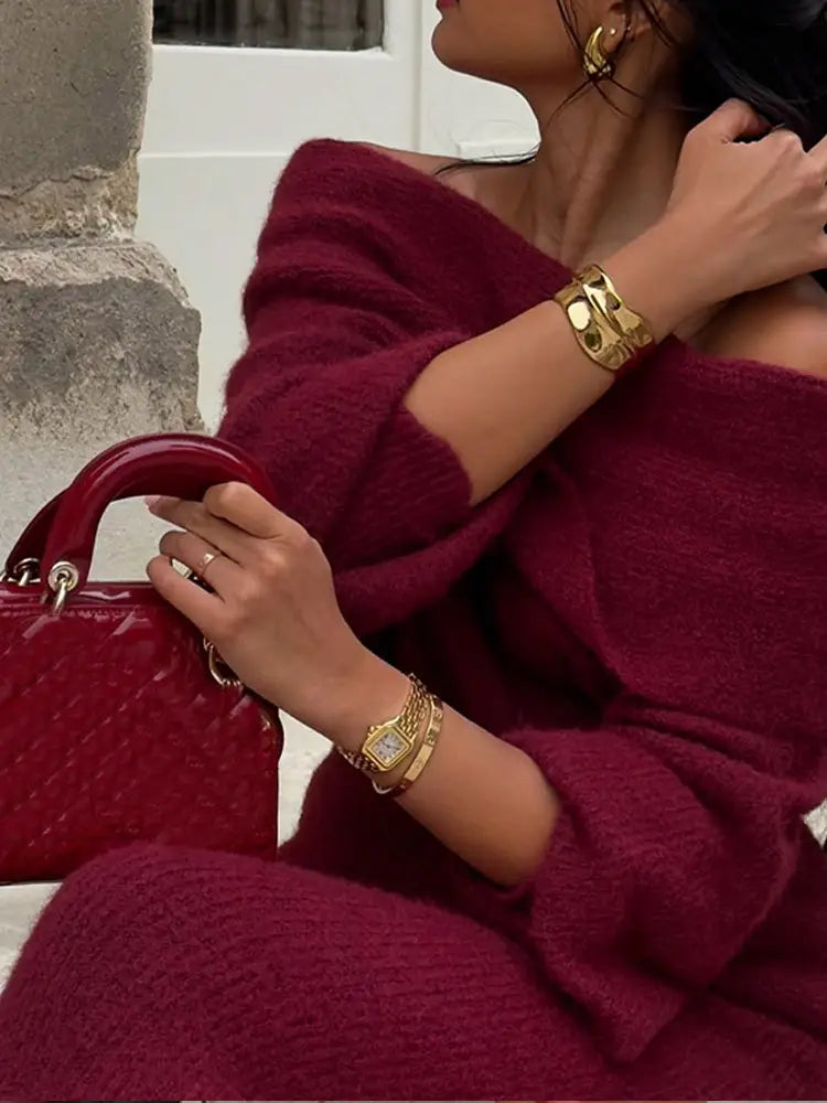 Burgunderfarbener Strickpullover mit goldenem Schmuck, perfekt für den Ladies Burgundy Off-shoulder Style.