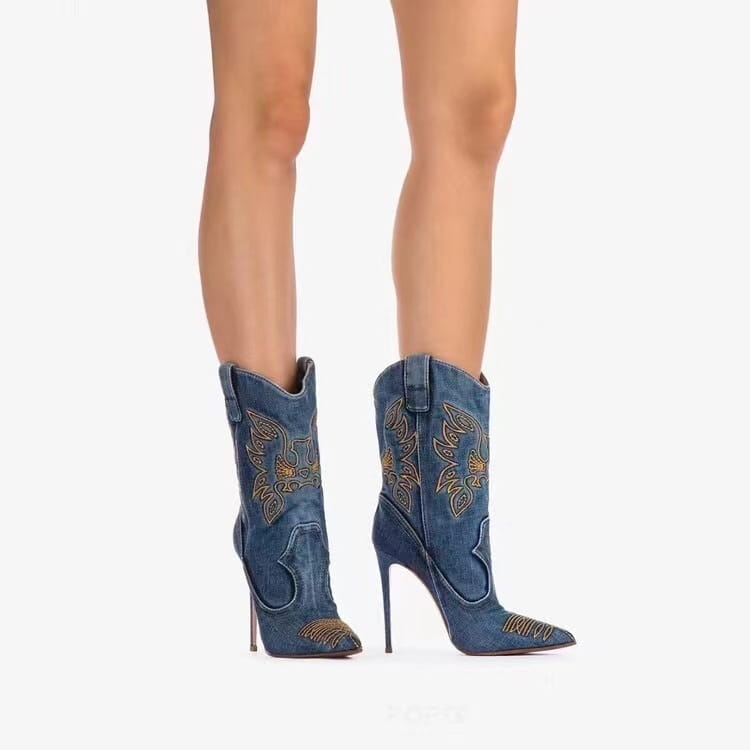 Denim Stiletto Cowboystiefel mit brauner Stickerei für Damen im Western Cowboy Stil.