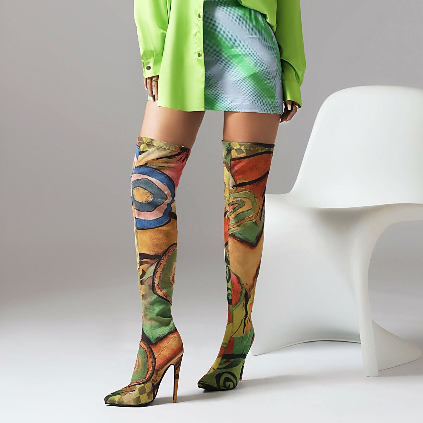 Bottes au-dessus du genou à bout pointu et talon ultra haut avec motif graffiti grande taille