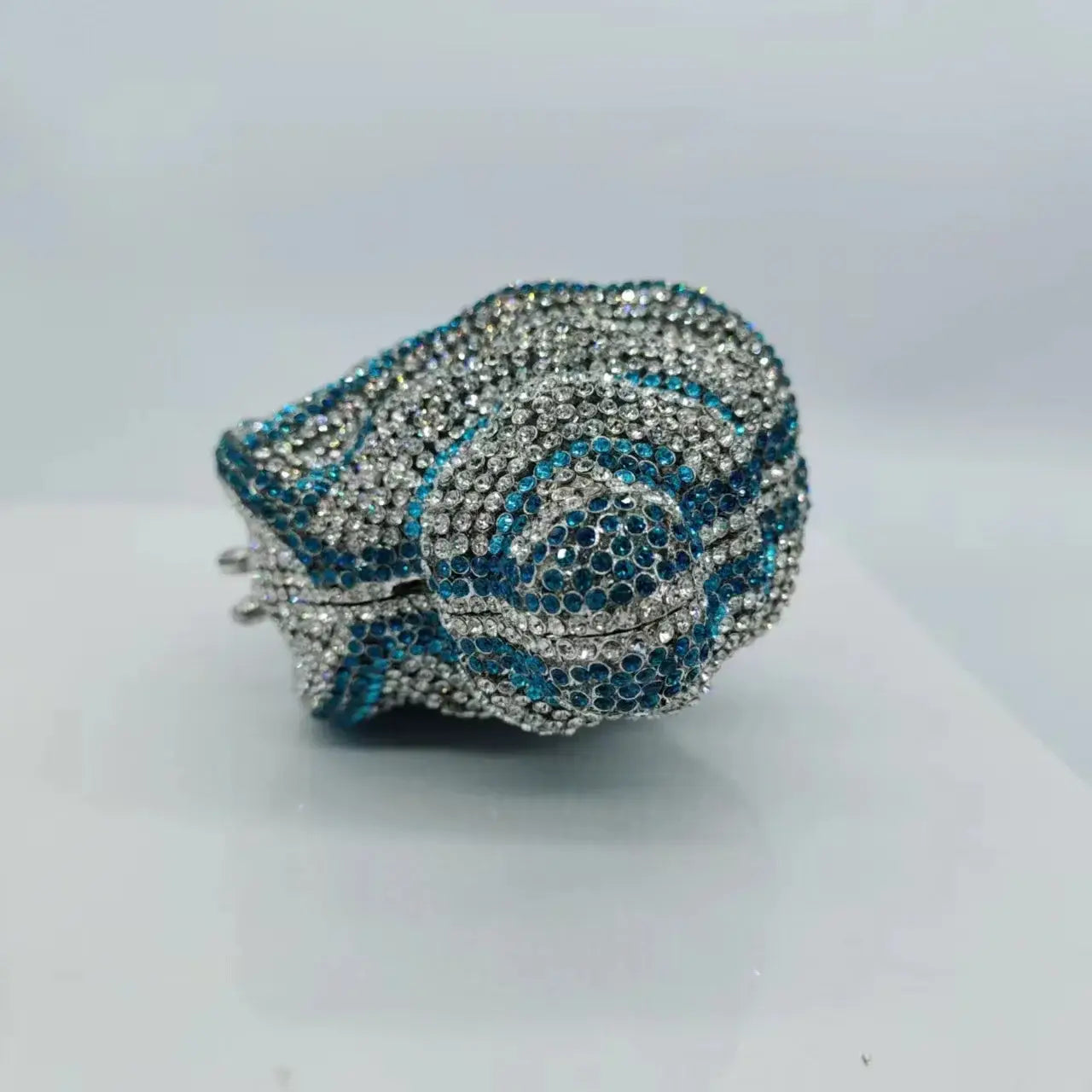 Pochette à dîner personnalisée en forme de conque avec strass