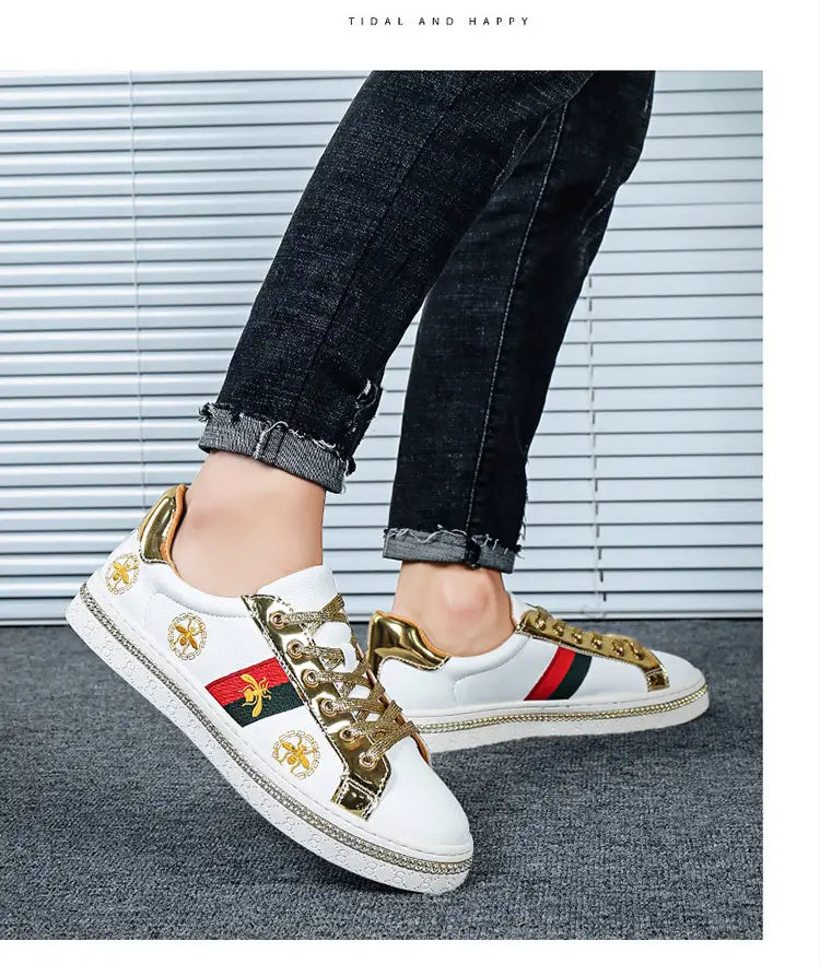 Baskets Gucci blanches élégantes à rayures et dorées pour des chaussures de planche respirantes et tendance