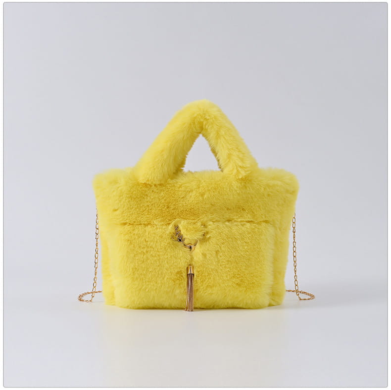 Sac à main jaune en imitation fourrure avec une bandoulière chic en chaîne dorée pour des sorties élégantes.