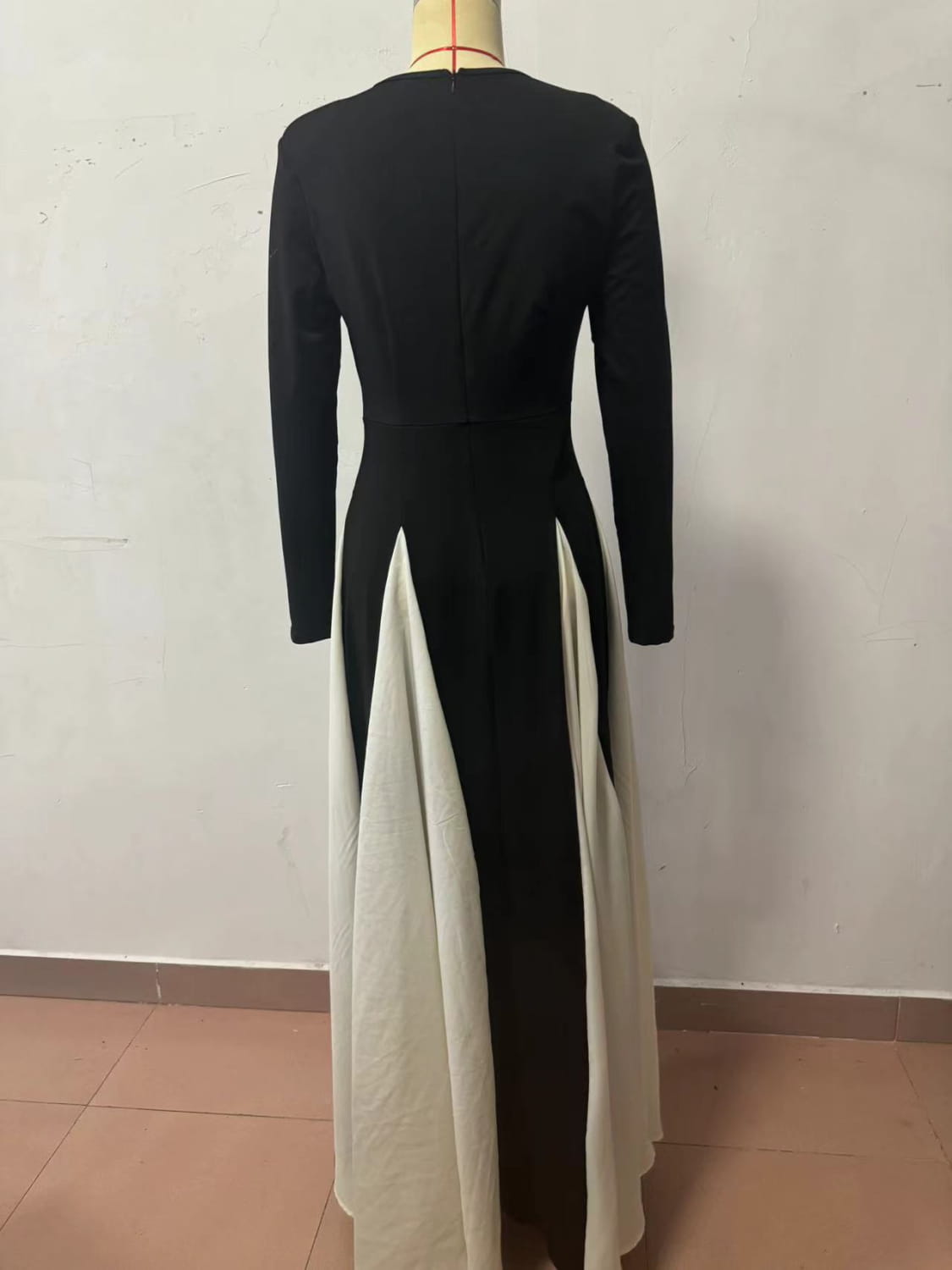 Long sleeved casual loose dress in black and white with a flowing skirt design.