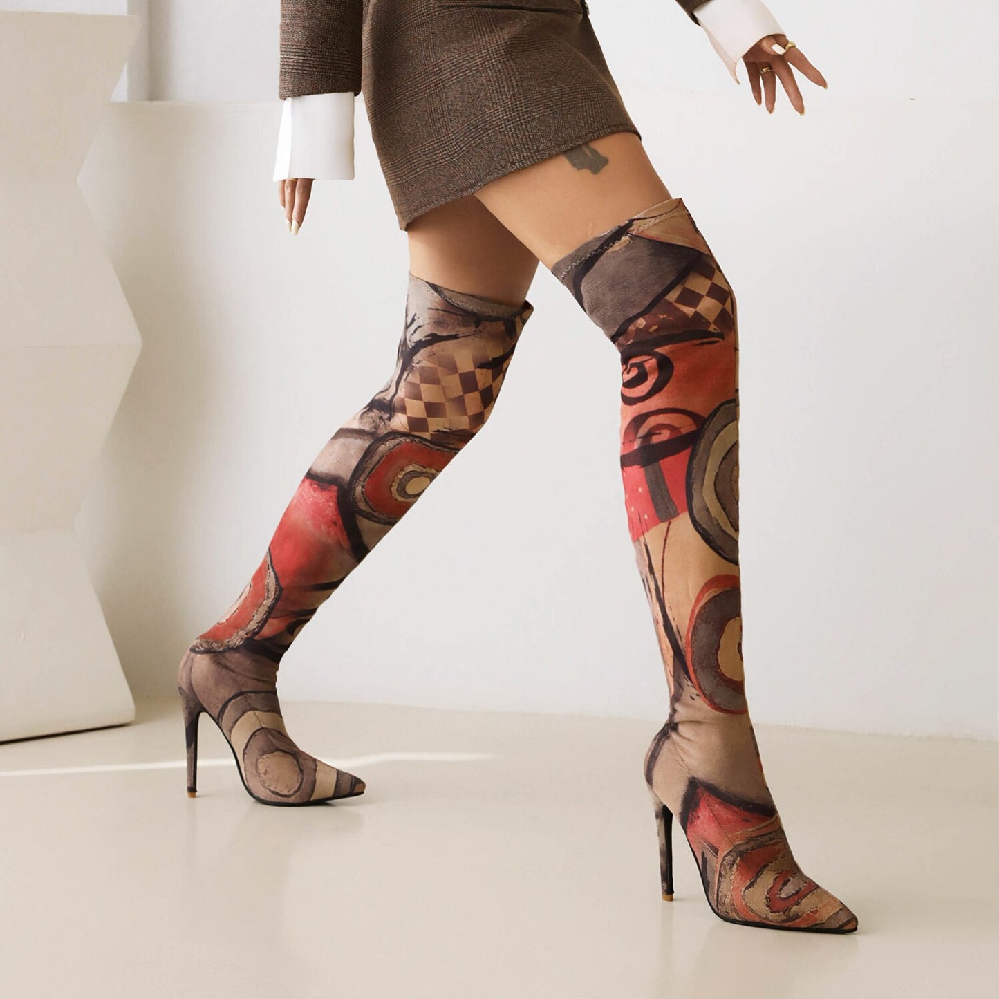 Bottes au-dessus du genou à bout pointu et talon ultra haut avec motif graffiti grande taille