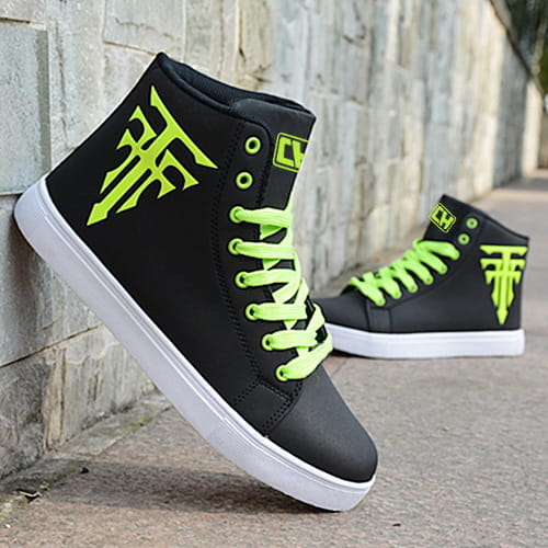 Chaussures de planche montantes noires avec des lacets vert fluo, parfaites pour un style haut décontracté masculin.