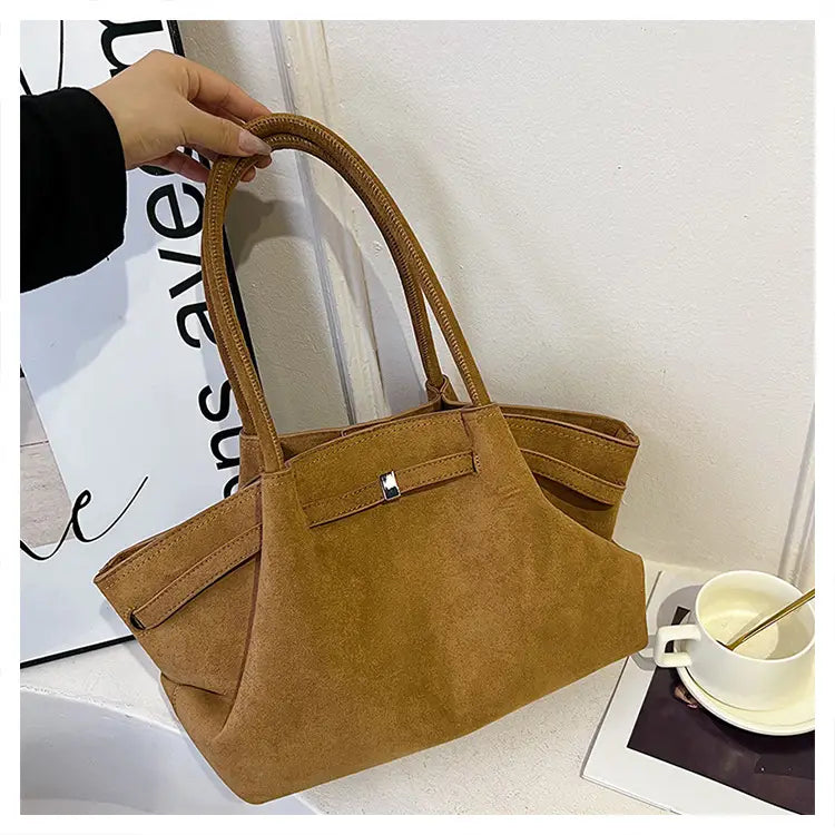 Sac fourre-tout en daim couleur tan avec double poignée et fermeture à bouton-pression, parfait pour les femmes modernes.