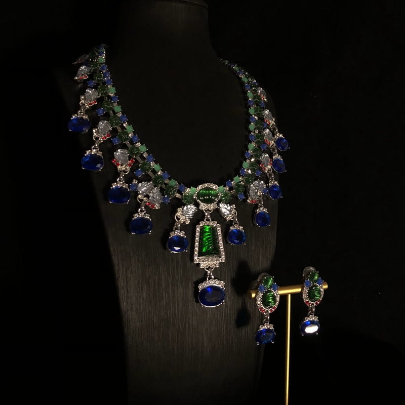 Ensemble de colliers et de boucles d'oreilles en strass bleu