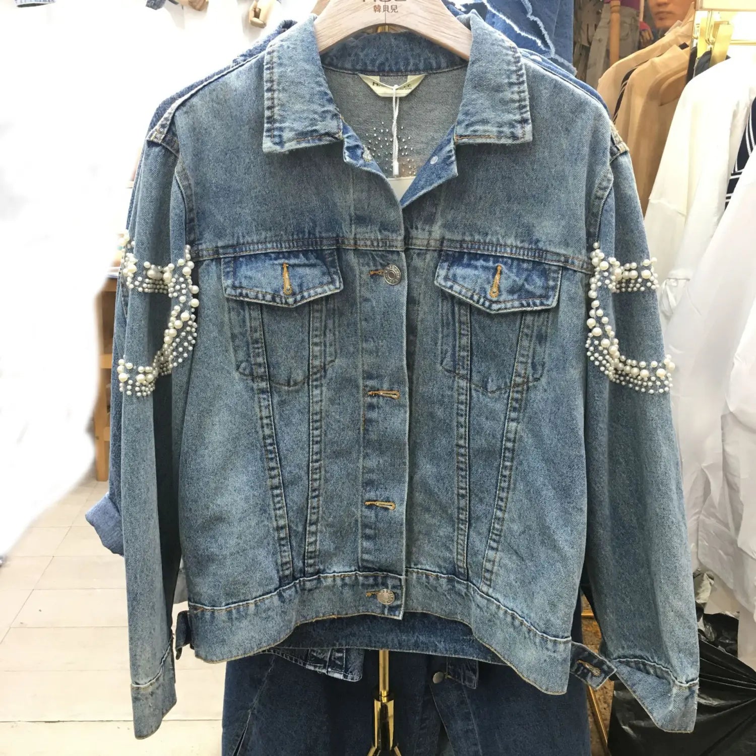 Veste en jean brodée motif perles manches longues