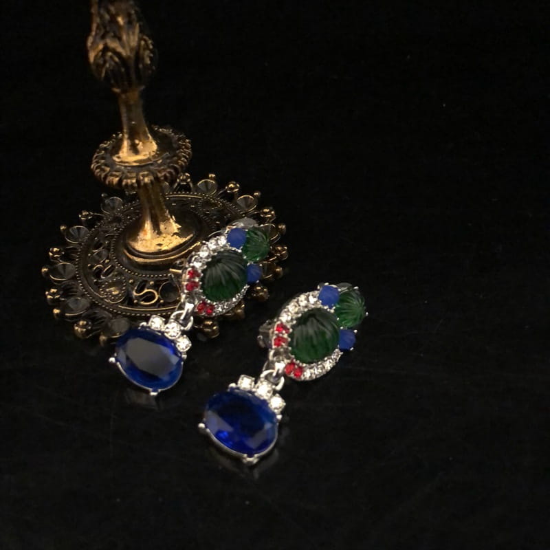 Ensemble de colliers et de boucles d'oreilles en strass bleu