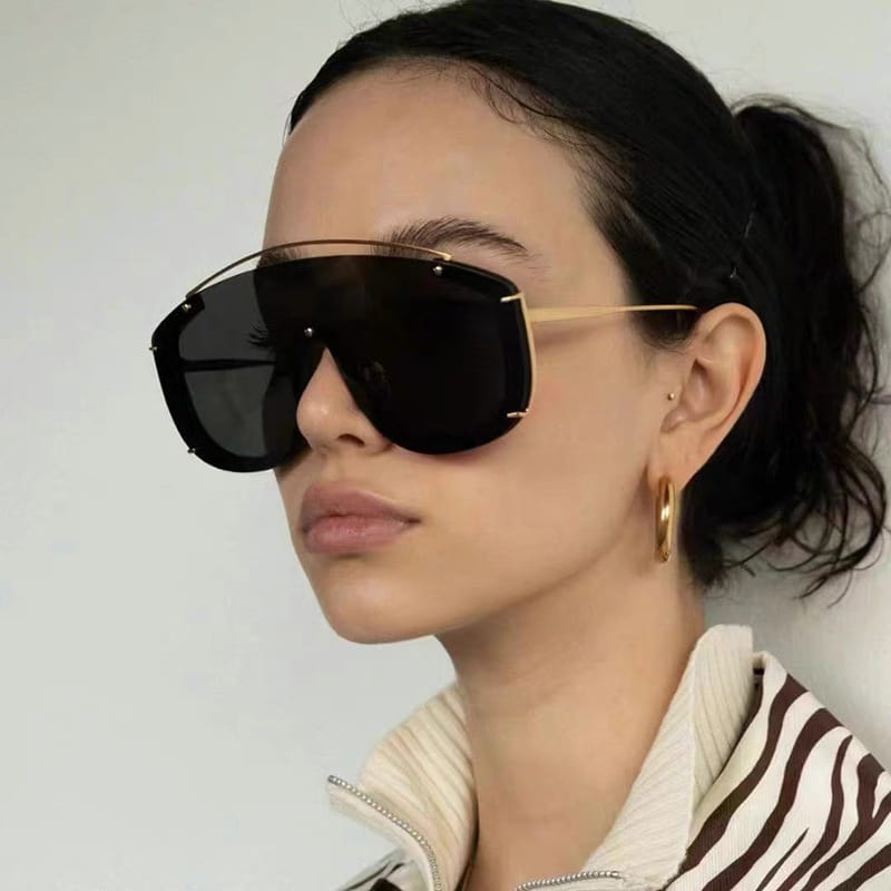 Lunettes de soleil tendance à grande monture avec une touche métallique haut de gamme