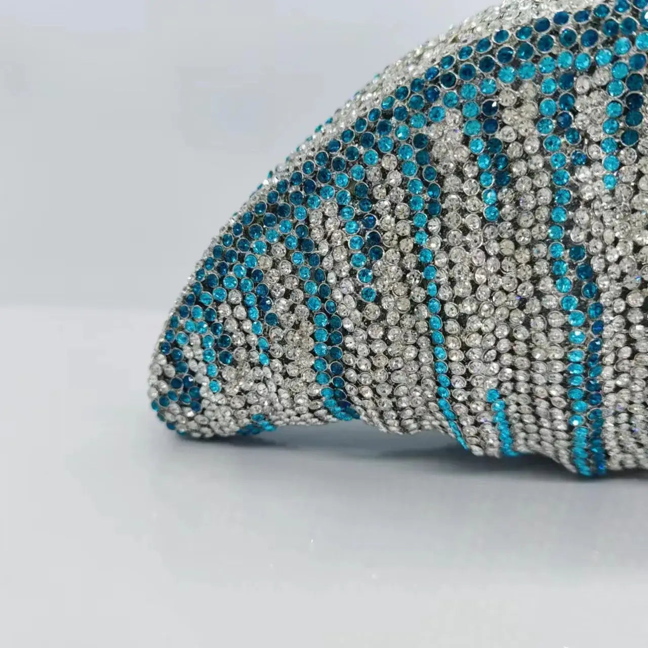 Pochette à dîner personnalisée en forme de conque avec strass