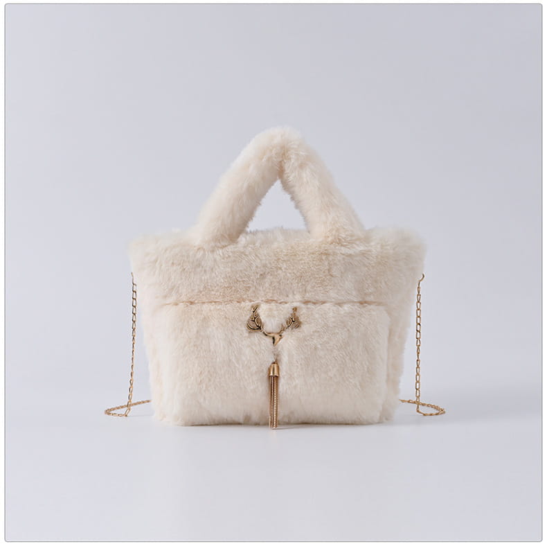 Sac à main en imitation fourrure blanche avec chaîne dorée et détails de pompons pour un look élégant.