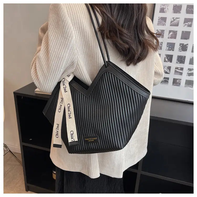 Casual luxury fashion student shoulder tote bag