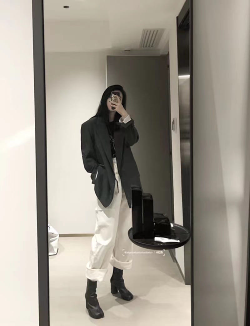 Mirror selfie of a person rocking split toe tabi boots with an 8cm block heel.