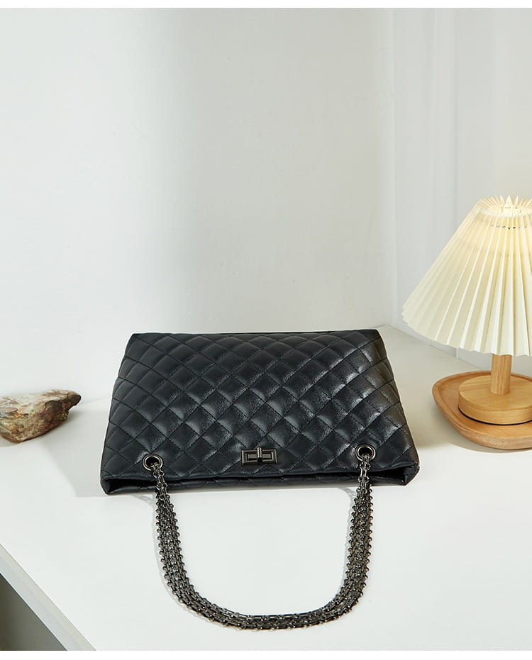 Chic black quilted handbag featuring a shimmering chain strap and diamond plaid design.