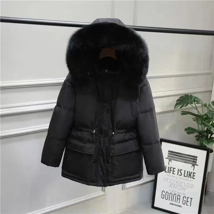 Schwarzer Winterparka mit gestepptem, großem Pelzkragen und Kapuze für gemütlichen Style.