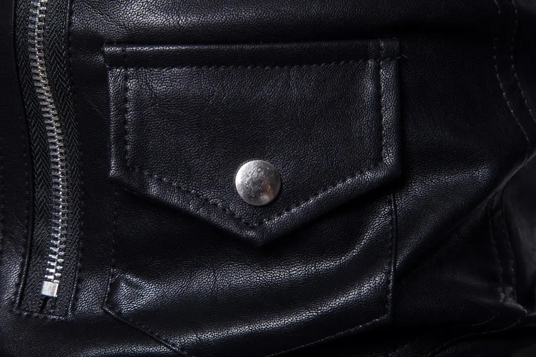 Poche en cuir noir avec bouton pression sur la veste de moto en faux cuir pour homme.